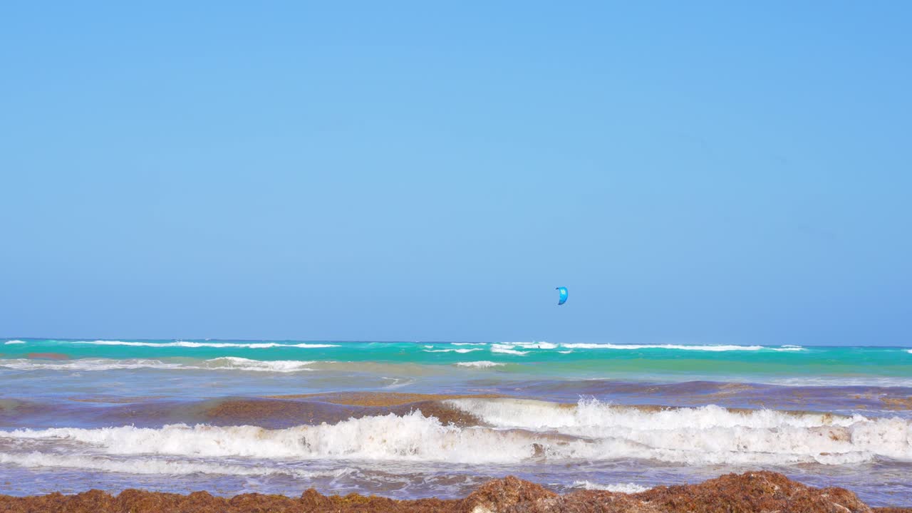 낮 동안 맑고 푸른 하늘을 배경으로 열대 목가적인 카리브 해변 해안의 슬로우 모션 와이드 설정 샷