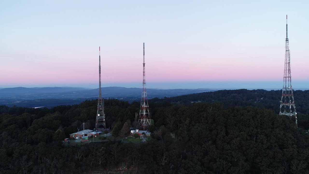 산 언덕에 우뚝 솟은 tv 타워의 부드러운 공중 공개
