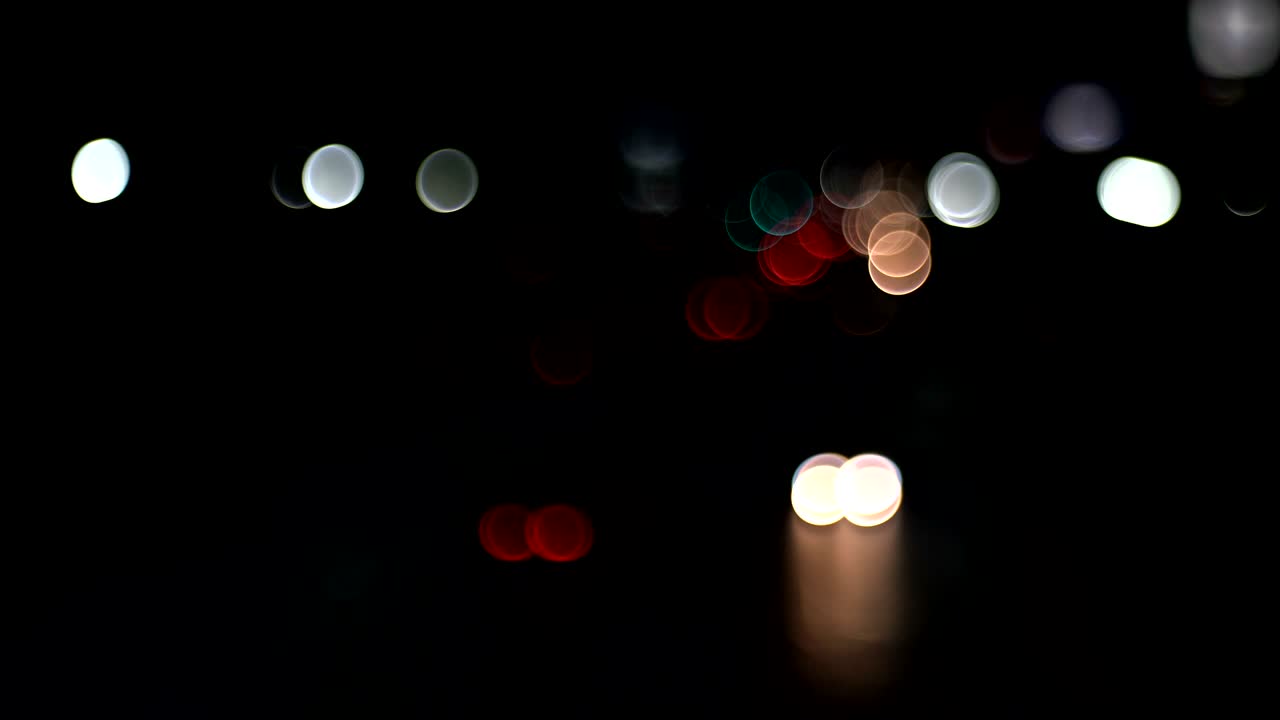 밤에 방 거리에서 교통을 운전하는 불분명하고 흐릿한 자동차, 높은 소음과 아름다운 보케.