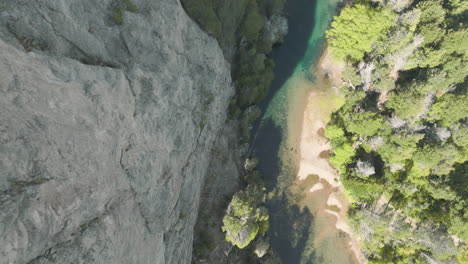 vue aérienne à couper le souffle descendant à côté d'une immense falaise en argentine