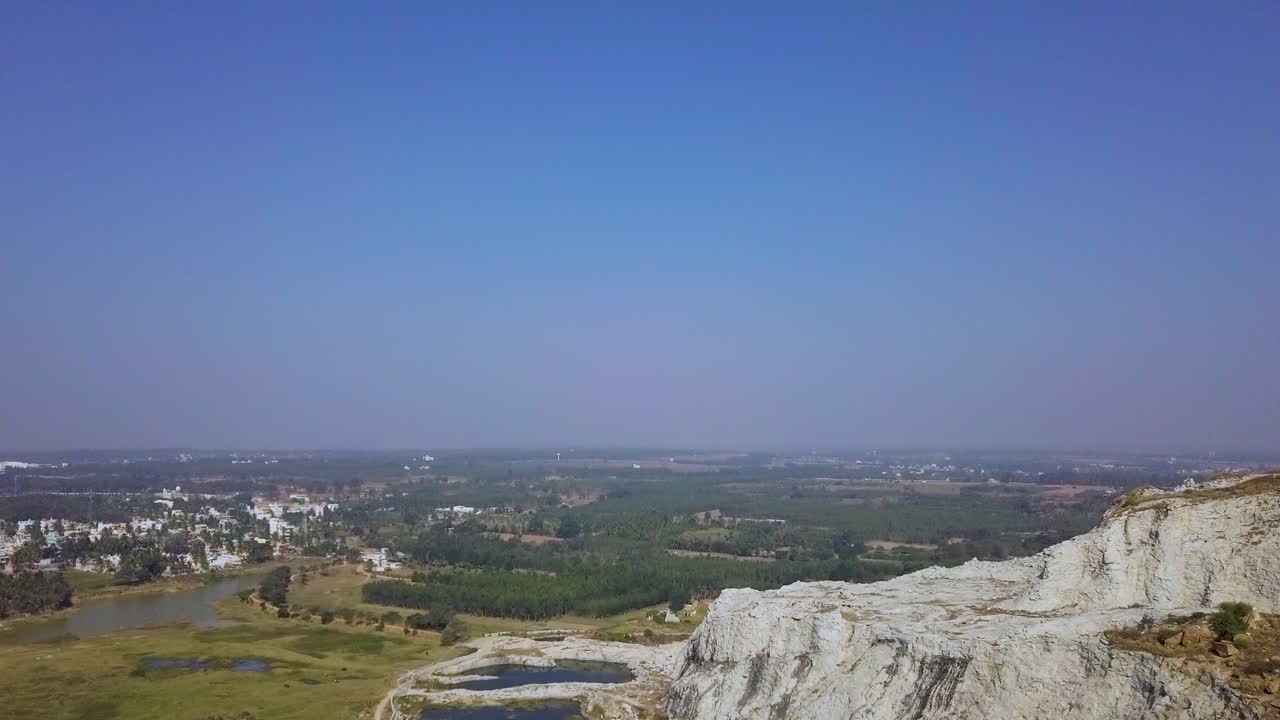 낮 에 인도 하이데라바드 에 있는 돌 채굴소 의 공중 사진