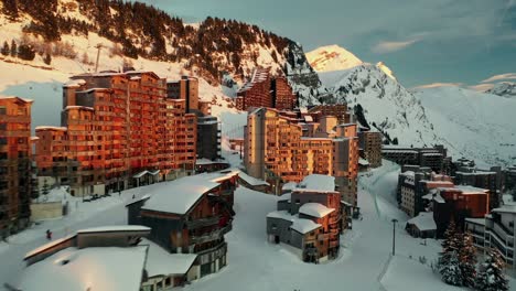 Alojamiento-En-La-Estación-De-Esquí-Francesa-De-Avoriaz-Al-Atardecer-En-Los-Alpes,-Vista-Aérea-De-Invierno