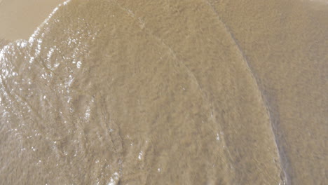 le onde del mare lavano rio testo dalla sabbia