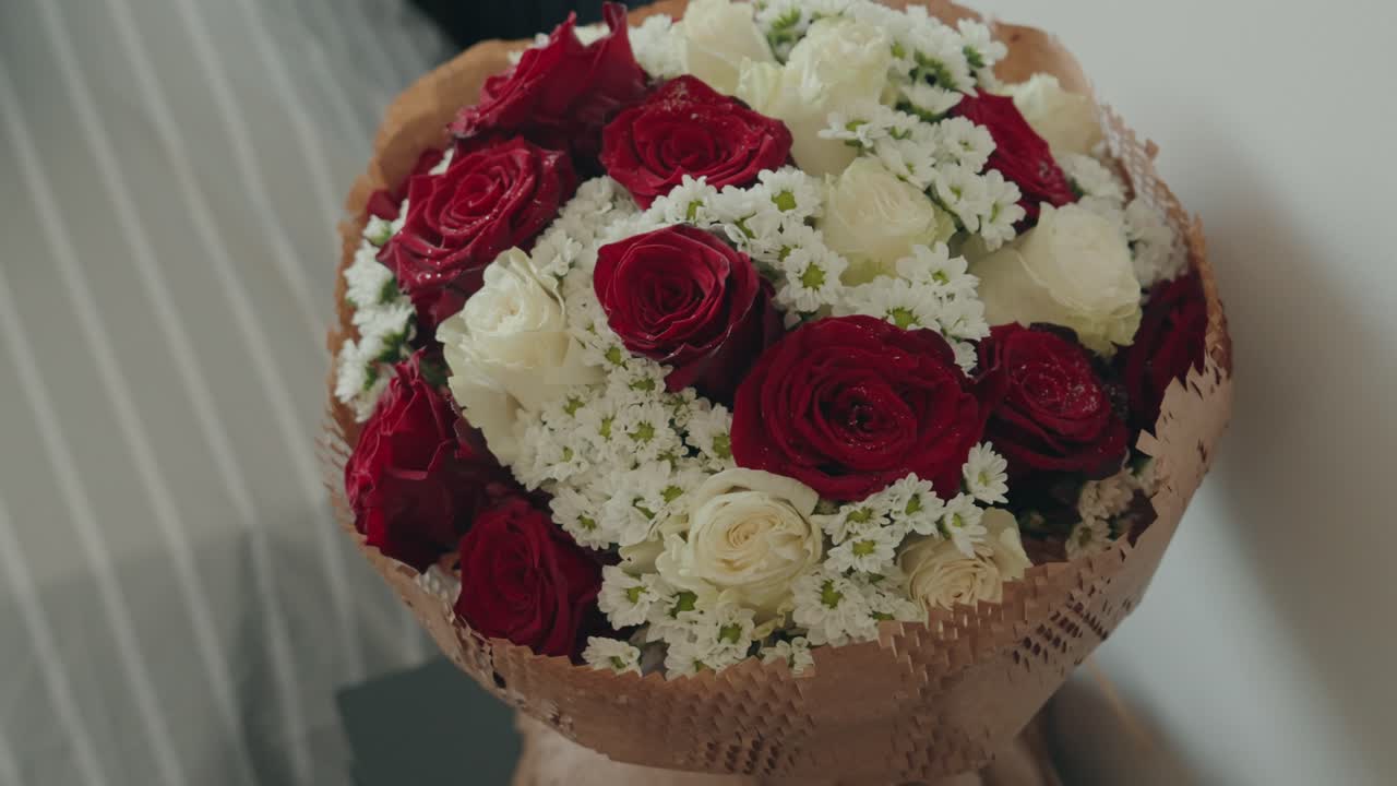 bouquet romantico di rose rosse e bianche con delicati fiori bianchi
