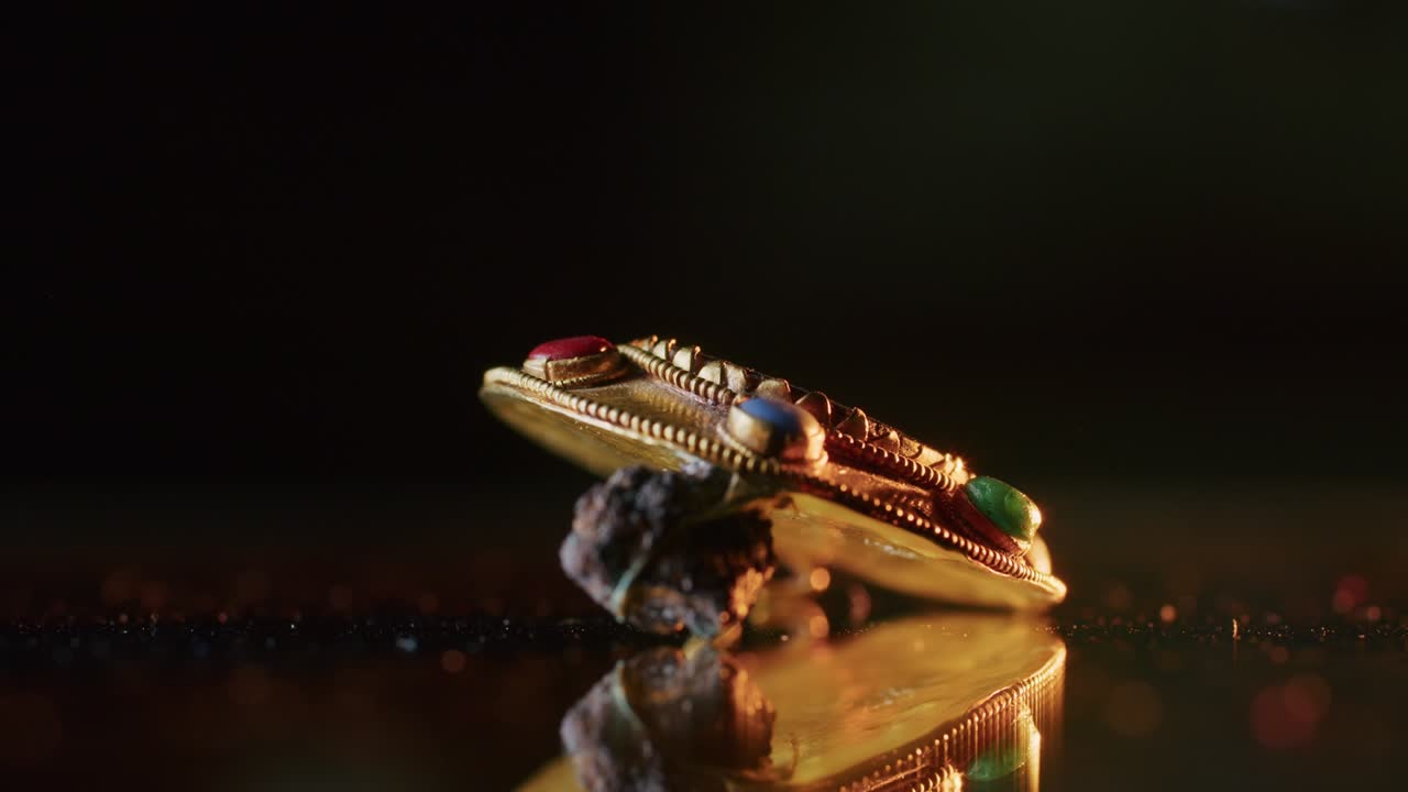 Um broche de ouro de uma sacerdotisa cita de 2000 anos, um brinco antigo e uma roca de fiar, encontrados durante escavações. Joias vintage. Religião. Close-up.