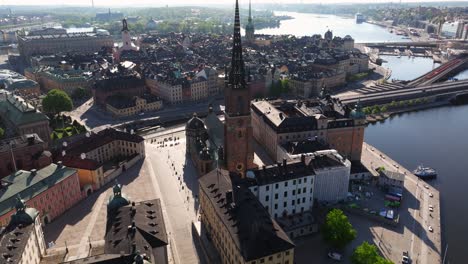 Backward-Drone-Shot-Reveals-Gamla-Stan,-Riddarholmen-Church