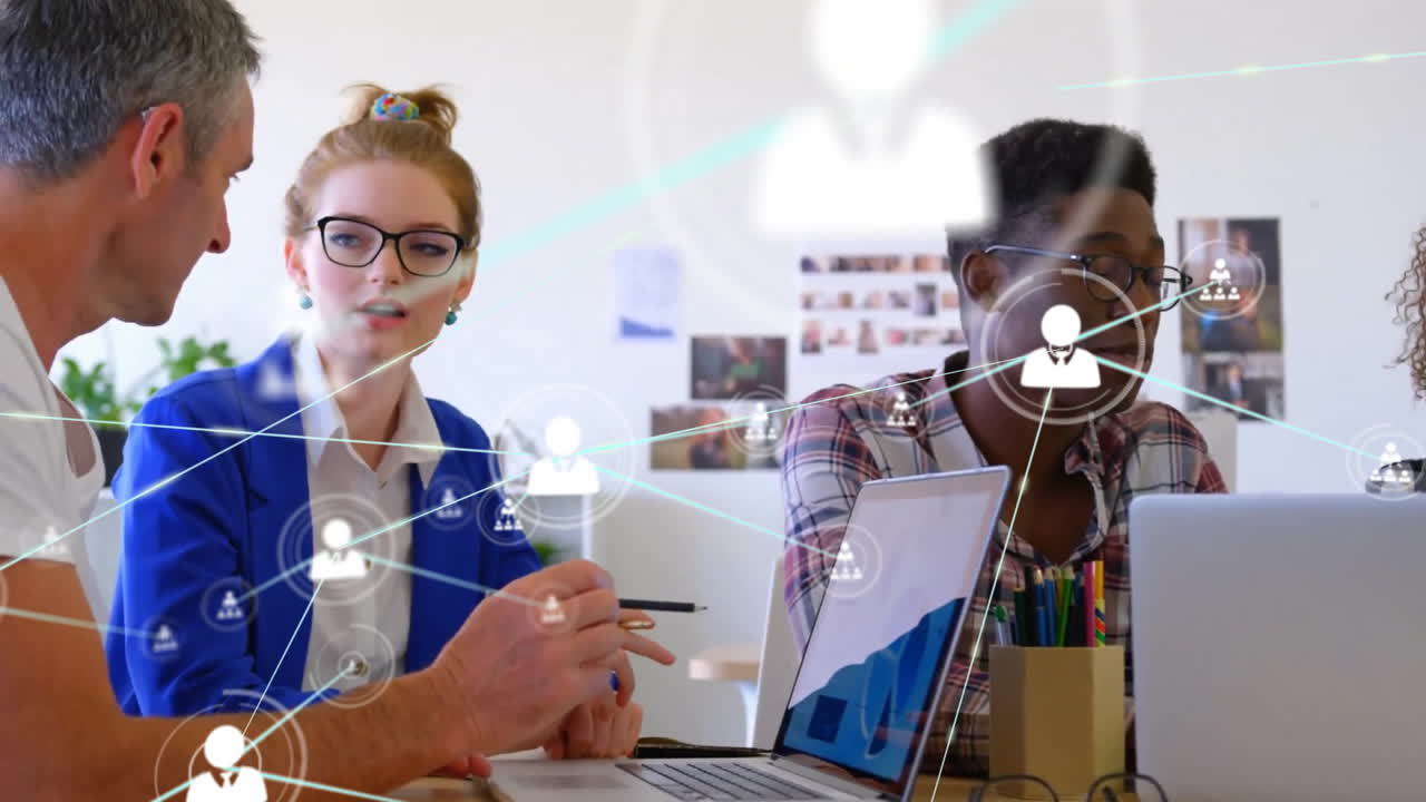 animación de la red de conexiones con iconos sobre diversas personas de negocios en la oficina