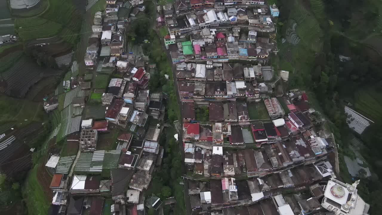네팔의 관광 마을인 반 자바 (van java) 의 집줄의 공중 전망, 마랑 (magelang) 산의 경사면에 있다.