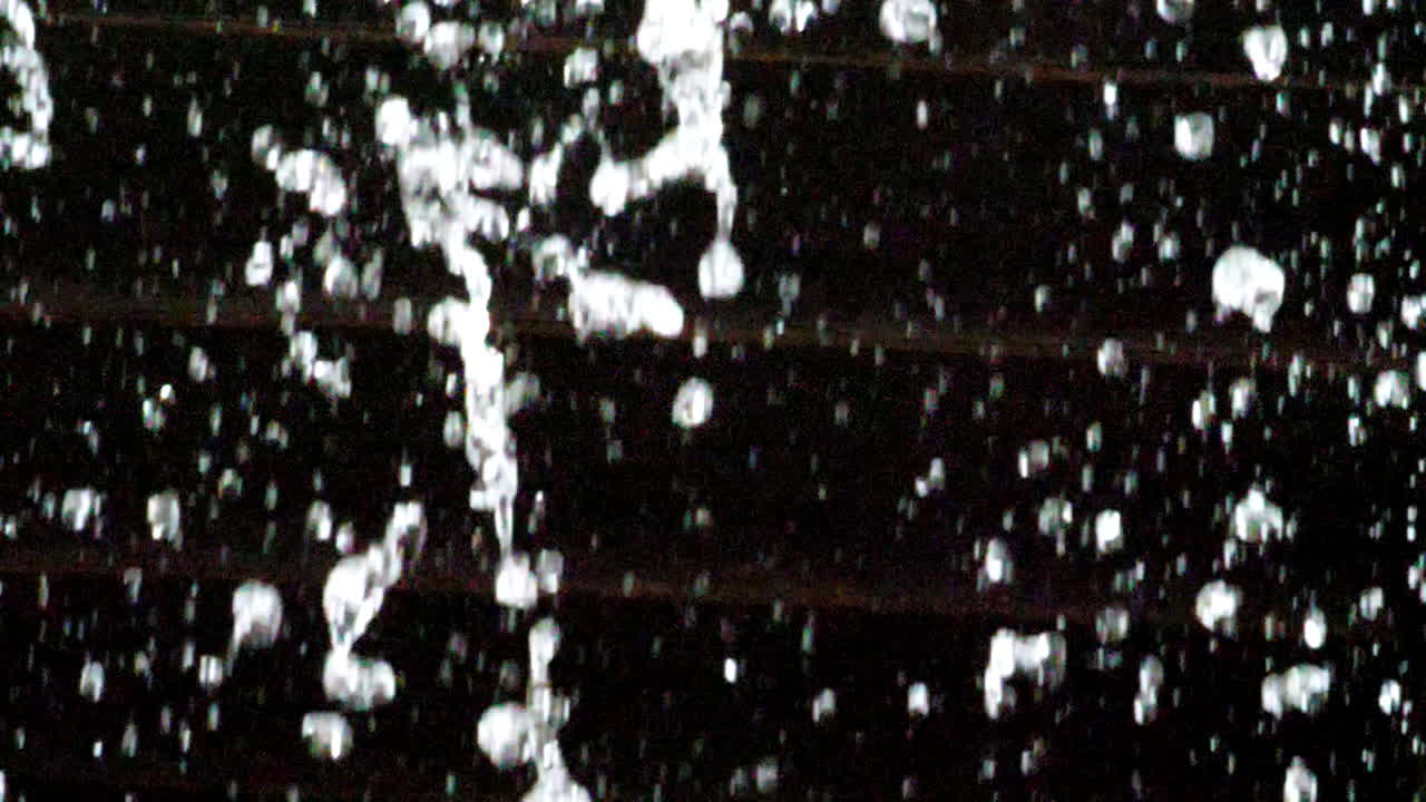 180fps로 촬영한 폭포에서 떨어지는 물방울의 극단적인 근접 촬영