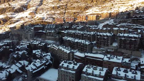 vista de drones de zona residencial nevada en andorra