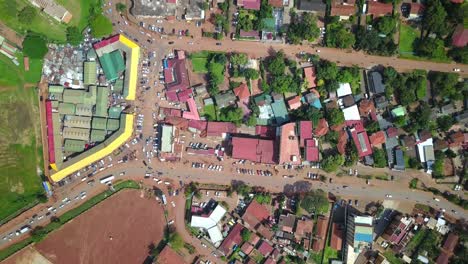 vista superior de una carretera concurrida a lo largo del mercado local de bugolobi en kampala, uganda