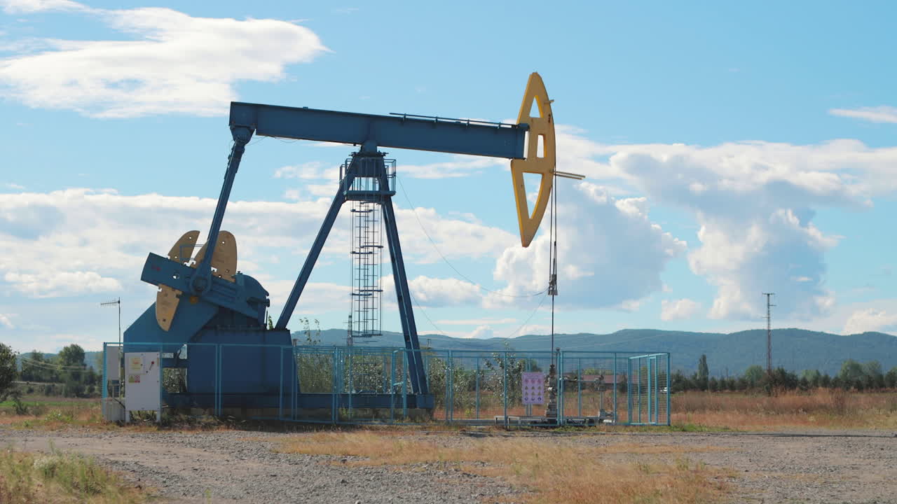 bomba de aceite extrayendo petróleo crudo de yacimientos petrolíferos en rumania