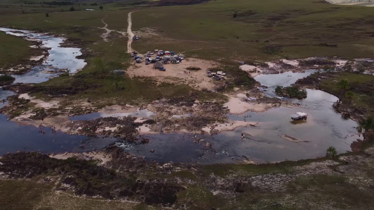 toma aérea del sitio turístico conocido como la playita, ubicado en la gran sabana de venezuela