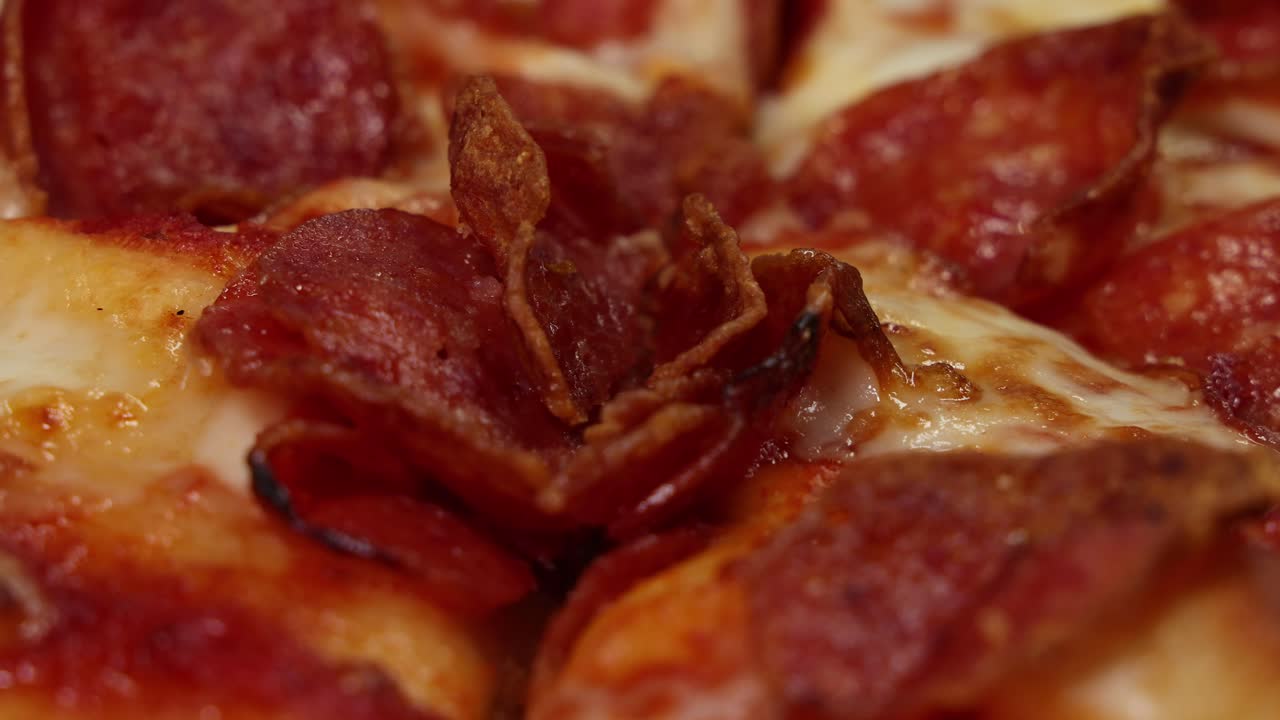 la pizza de pepperoni cocinándose, el queso burbujeando y derritiéndose.