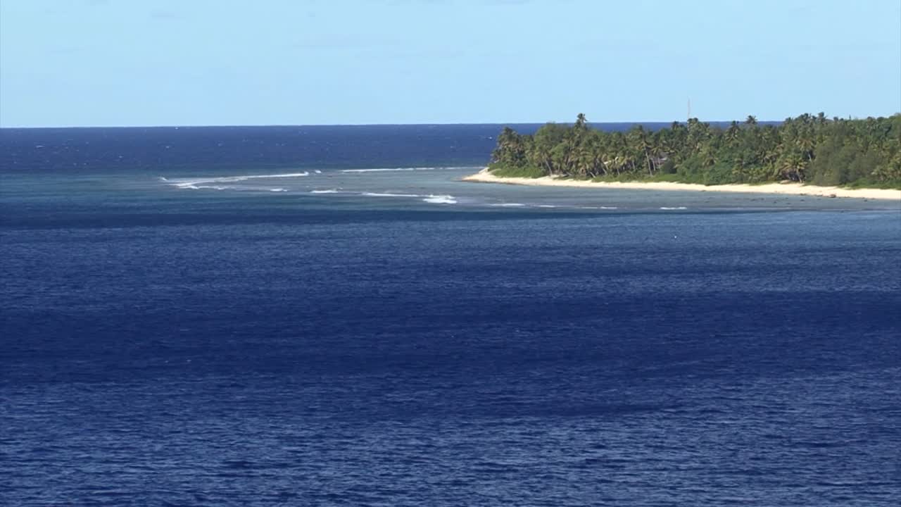 Pemandangan terumbu karang Pulau Rarotonga dari laut