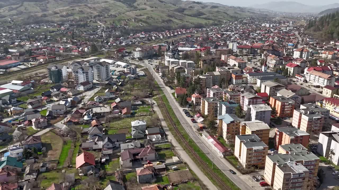 Ripresa hyperlapse con drone della città di Gura Humorului in Romania durante una giornata di sole