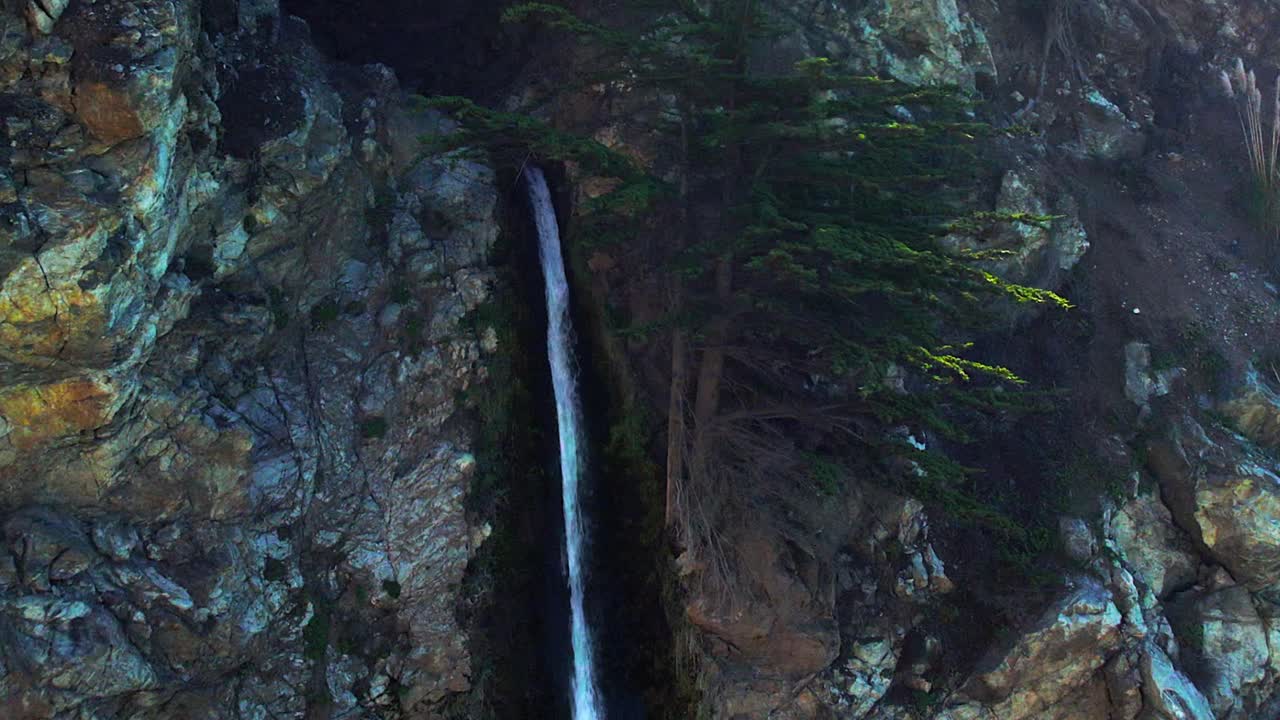 tomada de un dron de mcway falls, una cascada en la pintoresca costa en el parque estatal big sur, en la autopista de la costa del pacífico en california.