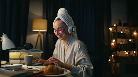 Laughing-girl-chatting-computer-closeup.-Woman-in-headphones-relaxing-at-home