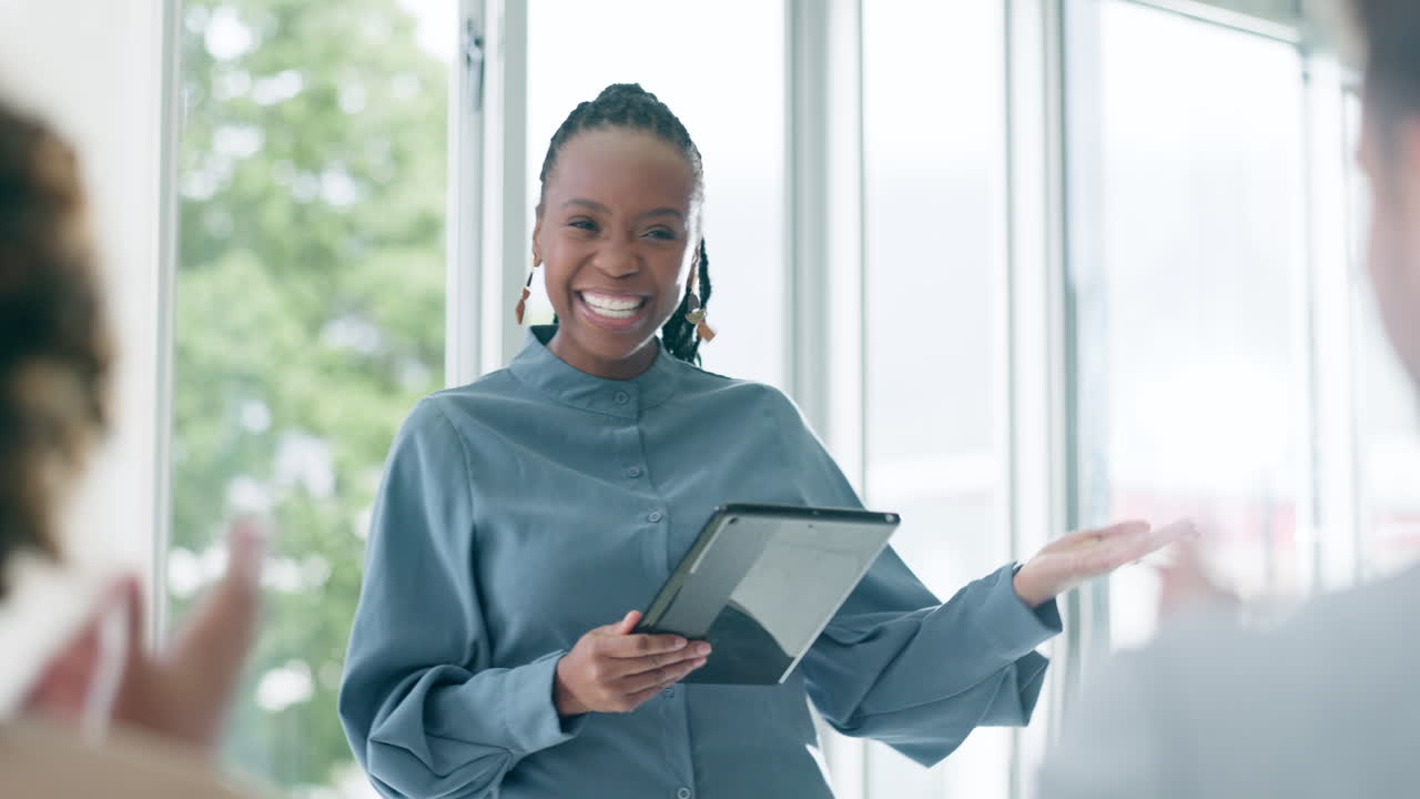 Business, applauso e donna di colore con tablet