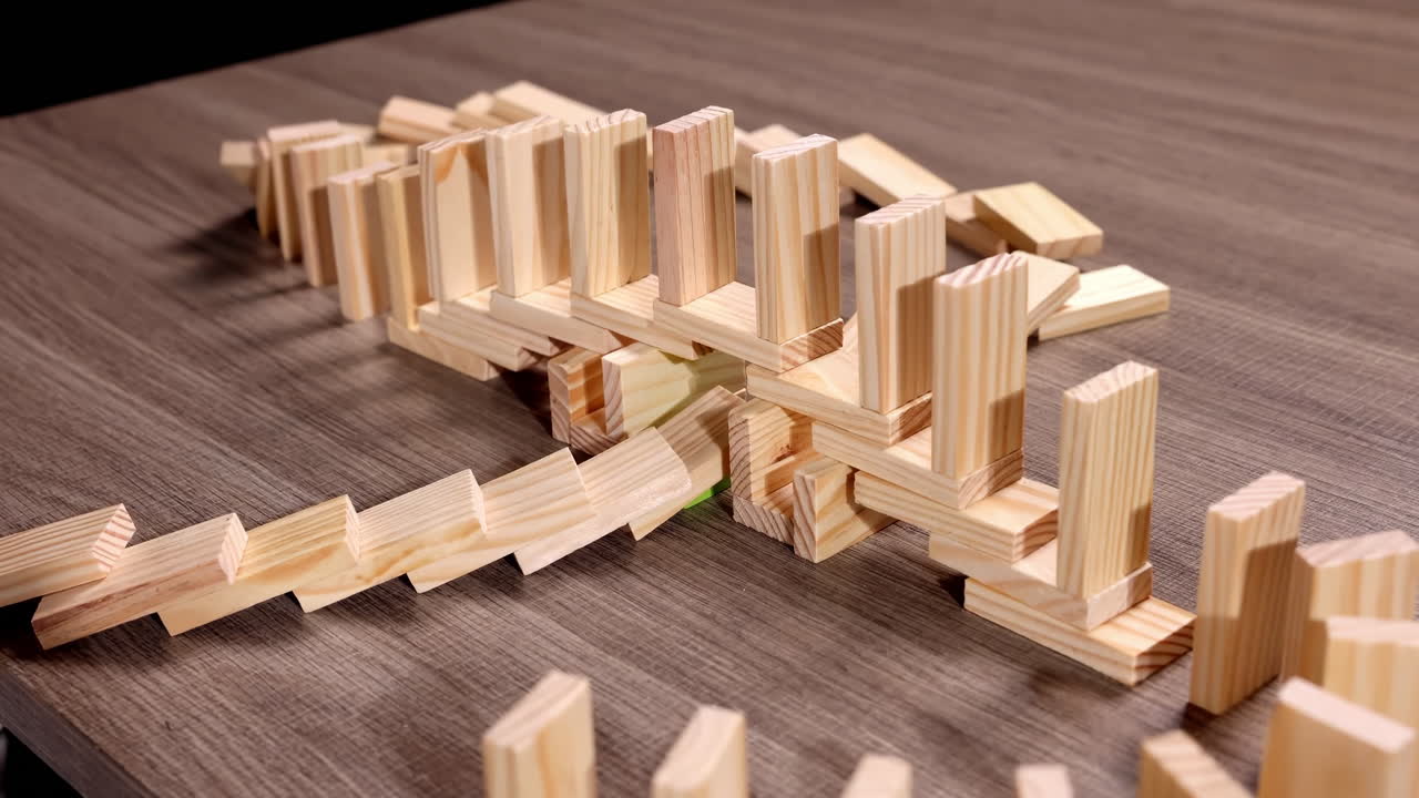 Barre verdi che innescano l'effetto domino, connessione causa-effetto, idea di crisi economica aziendale, metafora di reazione a catena, cambiamento sistemico, il potere di una singola azione, effetto farfalla.