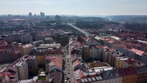 Vista-Aérea-De-Praga-Con-Puente-Nusle-En-El-Fondo