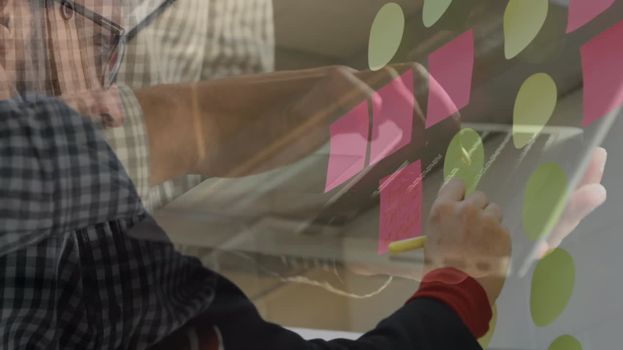 animación de manos trabajando en una computadora portátil sobre brainstorming hombre de negocios escribiendo notas en la oficina