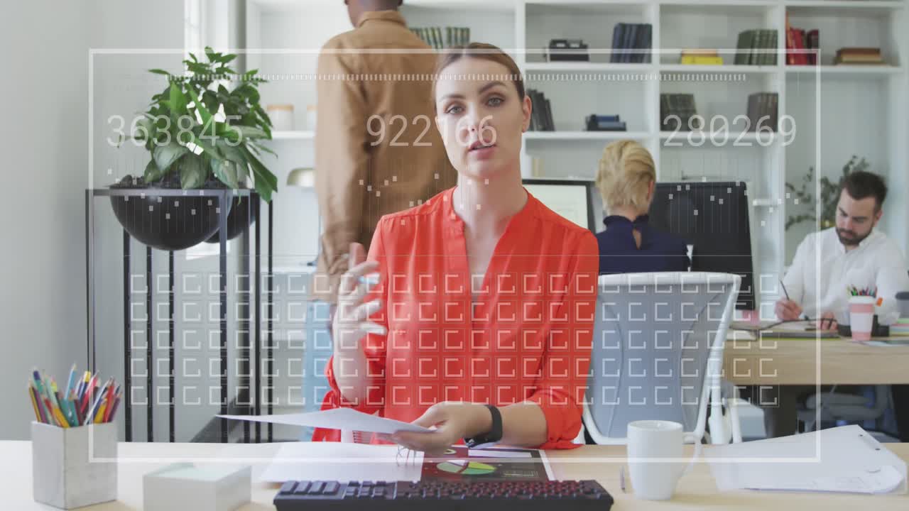 Animazione di numeri che cambiano, barre di caricamento e quadrati, donna caucasica che discute rapporti