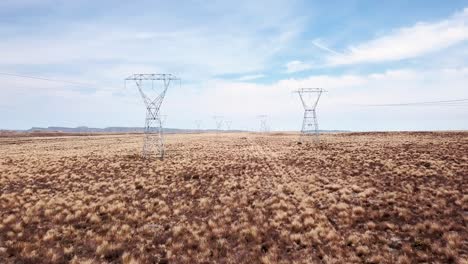 Líneas-Eléctricas-En-El-Desierto-Drone-Volando-Hacia-Adelante