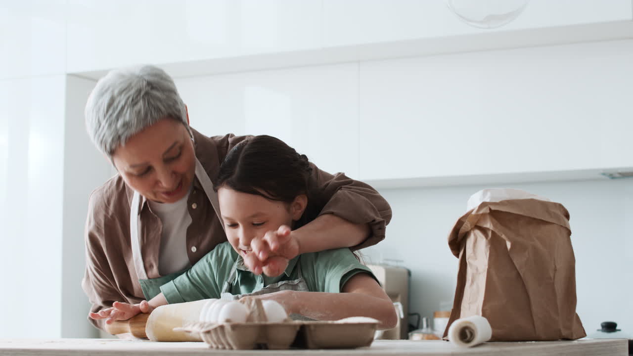 할머니와 소녀 베이킹