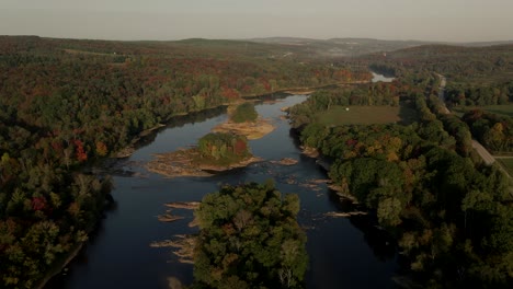 Überflug-Des-üppigen-Waldes-Mit-Herbstlichen-Bäumen-In-Der-Herbstsaison-Im-Saint-Francois-River-In-Windsor,-Quebec,-Kanada