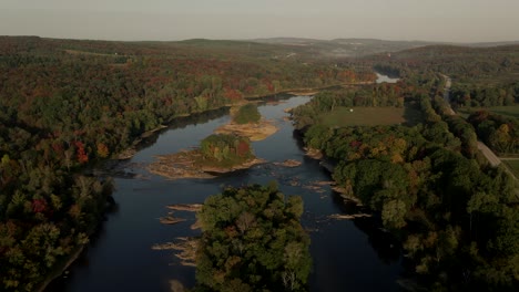 Sobrevolando-El-Abundante-Bosque-Con-árboles-Otoñales-En-La-Temporada-De-Otoño-En-El-Río-Saint-francois-En-Windsor,-Quebec,-Canadá