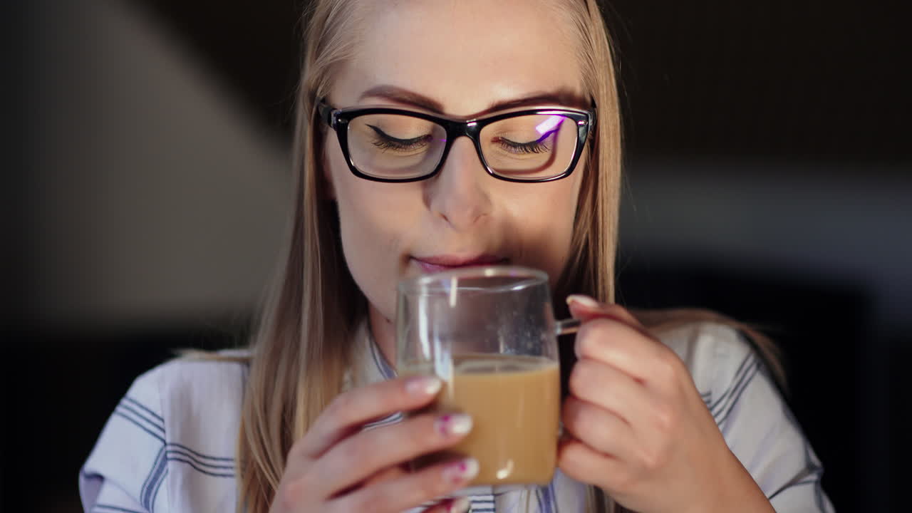 empresaria disfrutando de un café en la oficina