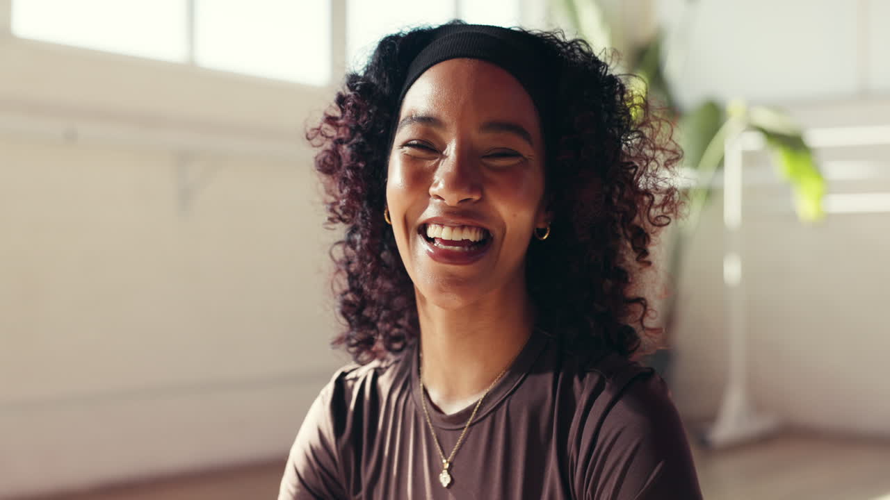 Ritratto di una donna sorridente con i capelli ricci