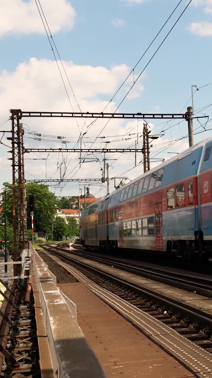 tren pasando por encima de un puente de la ciudad