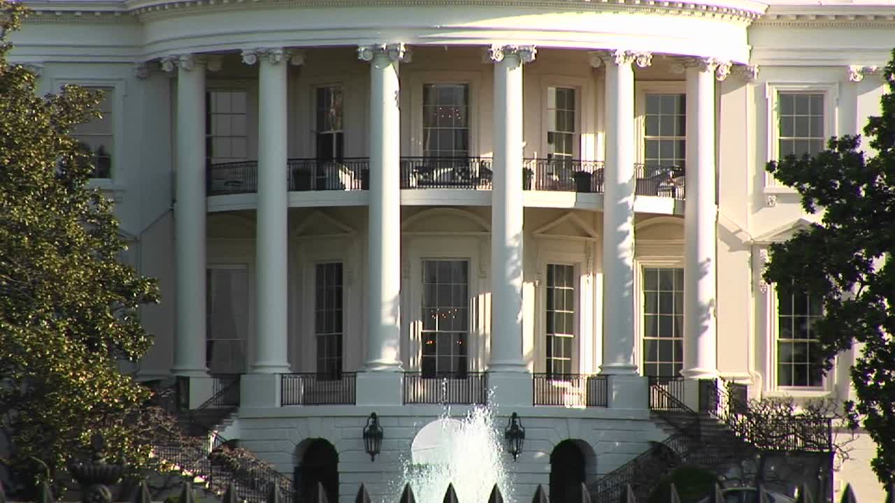 카메라 팬업 백악관 큰 깃대 지붕