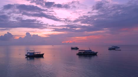 Reflexiones-Del-Atardecer-En-Los-Barcos