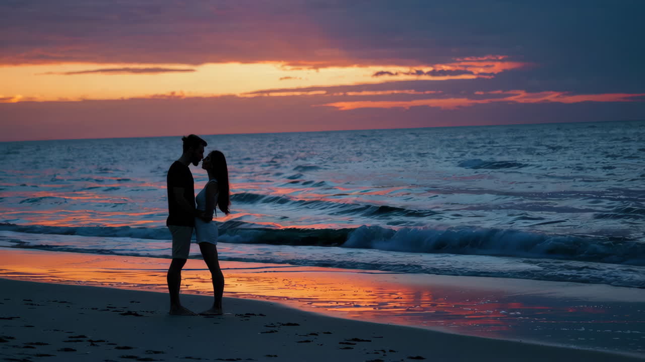 해가 지는 해변에 있는 커플