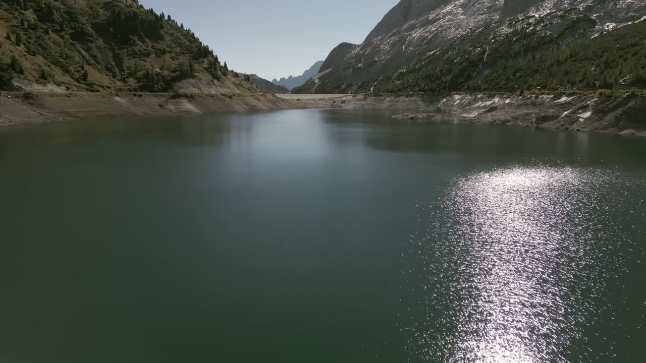 imágenes de drones sobre un lago en dolomitas en italia-1
