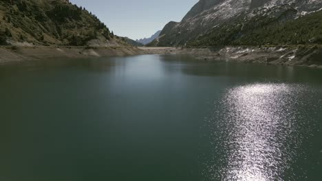 Drohnenaufnahmen-über-Einem-See-In-Den-Dolomiten-In-Italien-1