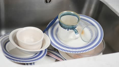 platos sucios en el fregadero de la cocina