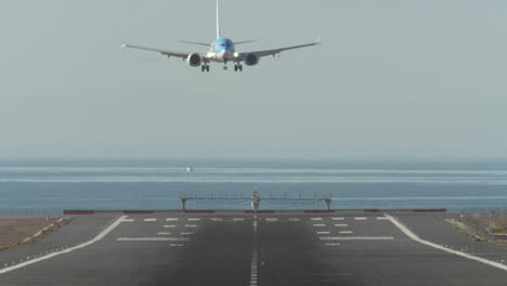 aterrizaje del avión en el aeropuerto