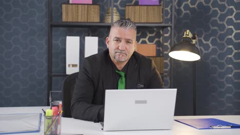 hombre de negocios asintiendo positivamente y positivamente a la cámara.