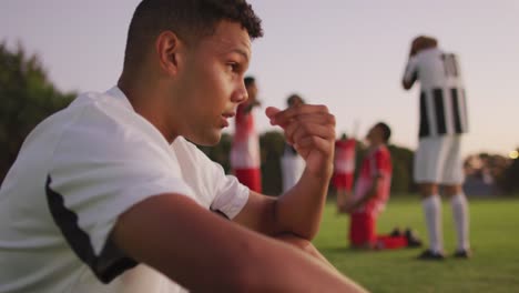 Video-De-Un-Triste-Jugador-De-Fútbol-Birracial-Sentado-En-El-Campo.