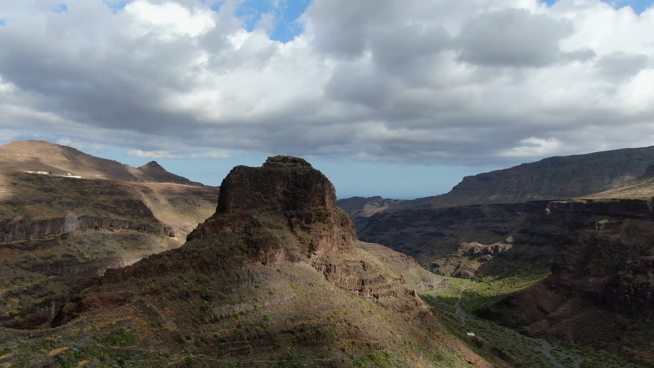 fortaleza de ansite, toma aérea en órbita de la montaña ubicada cerca de la fortaleza de ansite en la isla de gran canaria