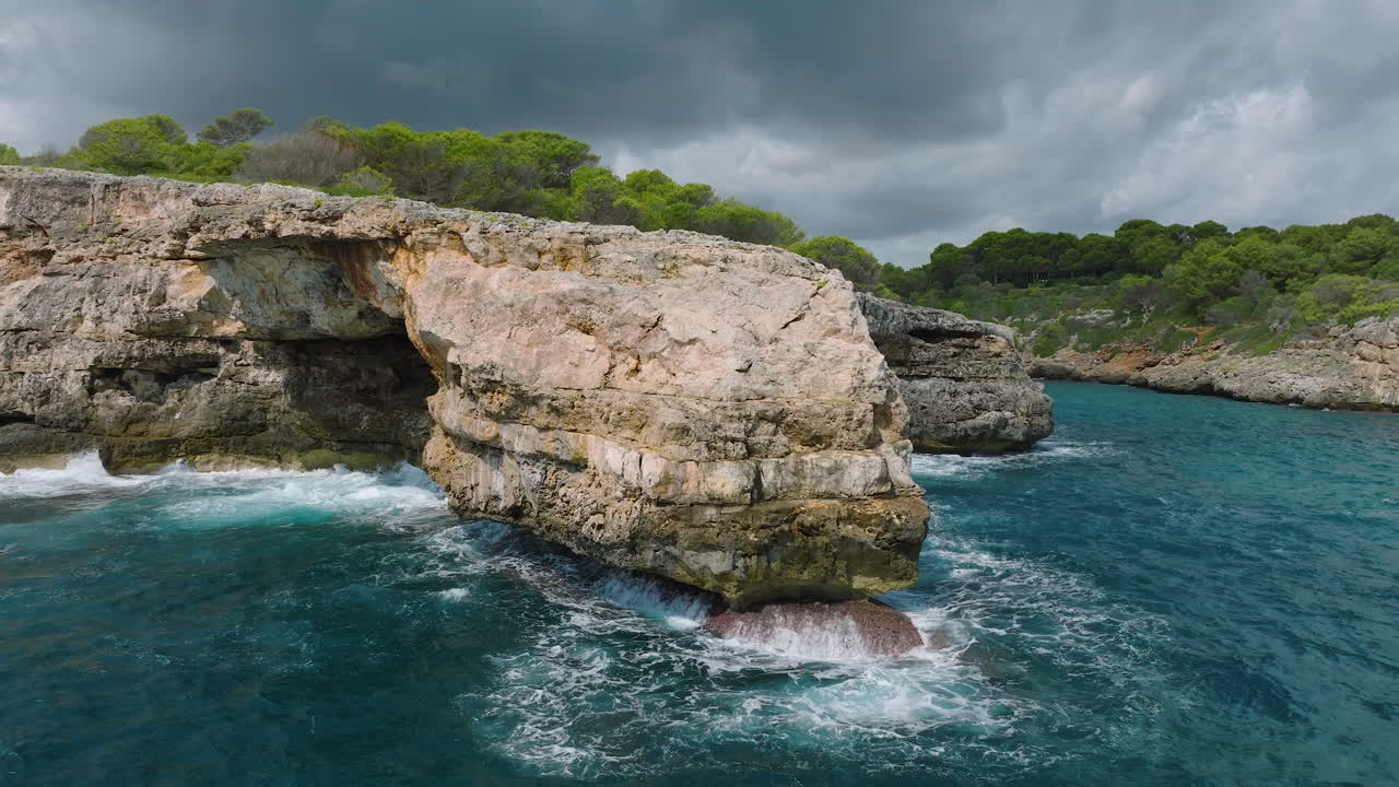 Formazioni rocciose costiere con nuvole drammatiche