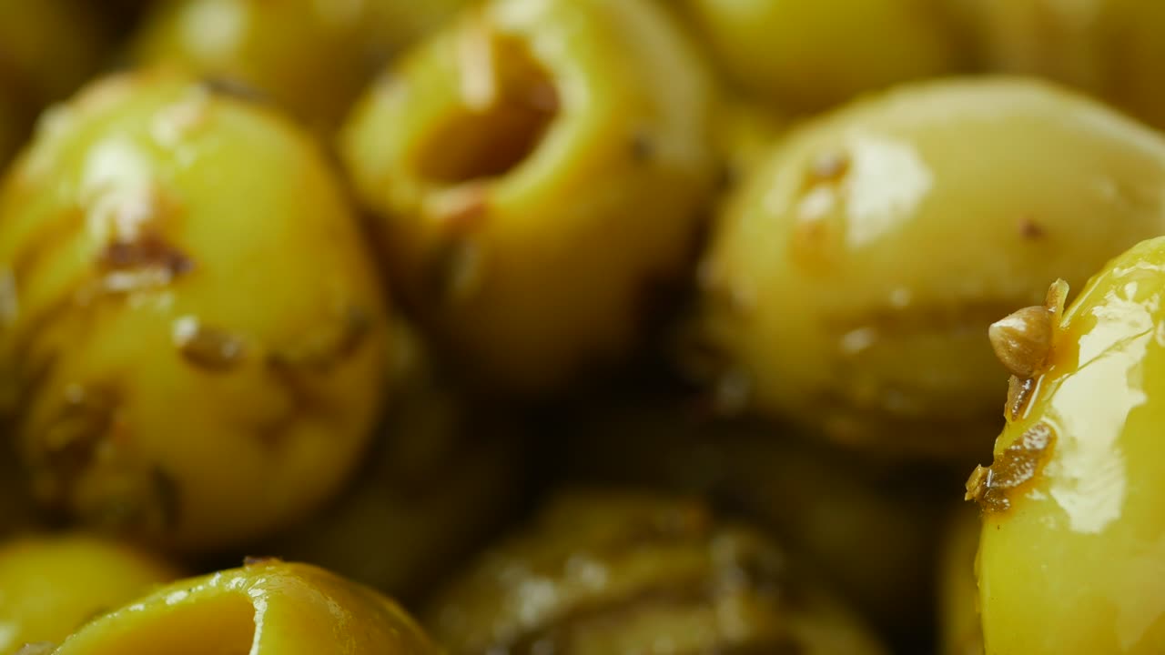 primer plano de aceitunas en vinagre con tenedor