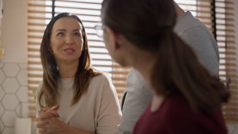 eine kaukasische familie von drei personen kocht gemeinsam suppe