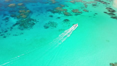 Barco-Conduciendo-Frente-A-La-Costa-De-La-Isla-Fiji-Seguido-Por-Un-Dron