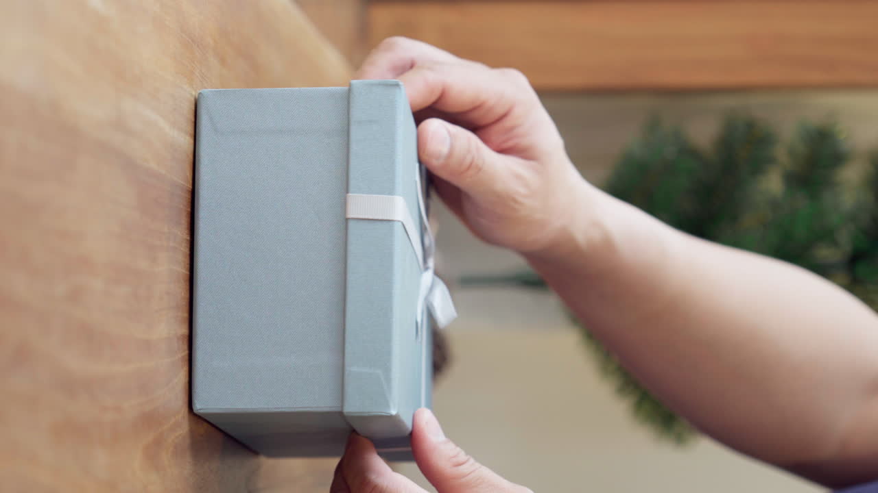 손을 가까이 열고 우아한 선물 상자 개