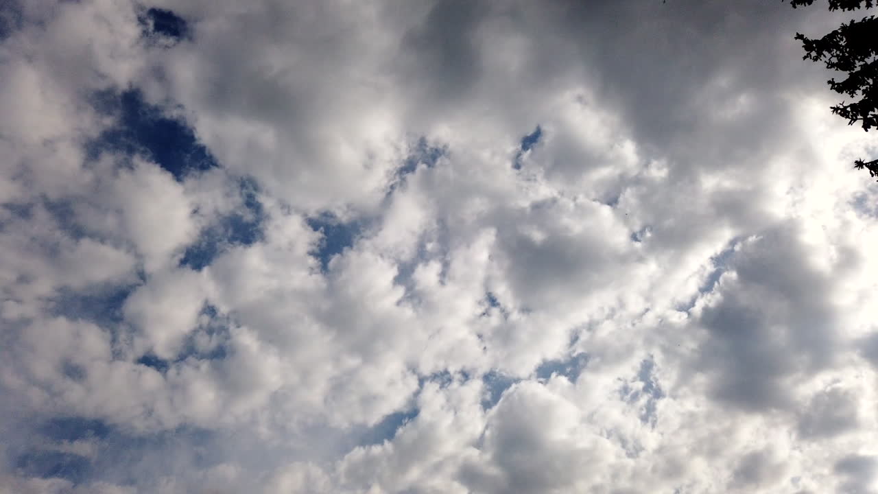 빠르게 움직이는 구름이 있는 푸른 하늘